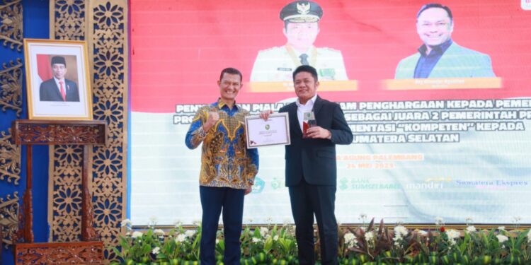 HD Terima Penghargaan Juara Nasional Indeks Implementasi Kompeten dan Loyal