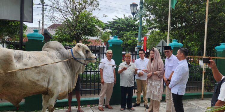 Prabowo Salurkan Puluhan Hewan Qurban ke Ponpes-ponpes dan Ormas Keagamaan di Jawa Timur